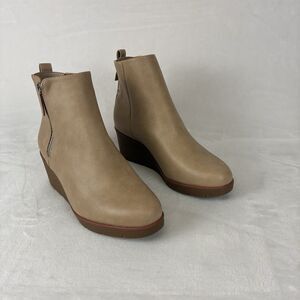 NWT Jessica Carlyle Addison Wedge Ankle Boots Women’s Size 9 Tan Side Zip NEW